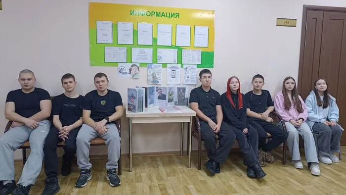 зрители слушают выступление ведущего на тематической беседе Слава героям России