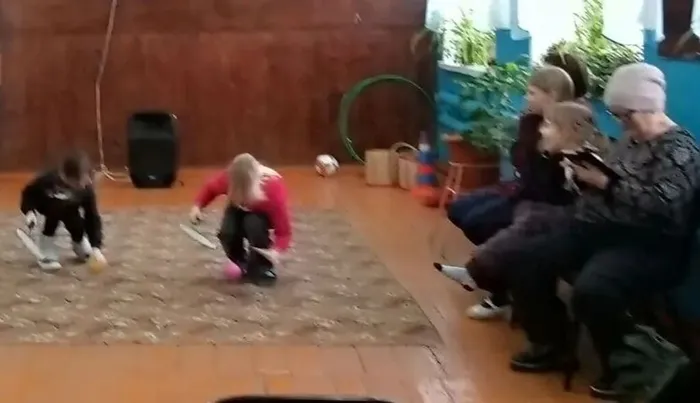 Пешневский ДК бег в мешках (2)