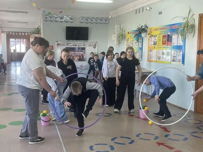 Ребята проходят через импровизированный шлюз