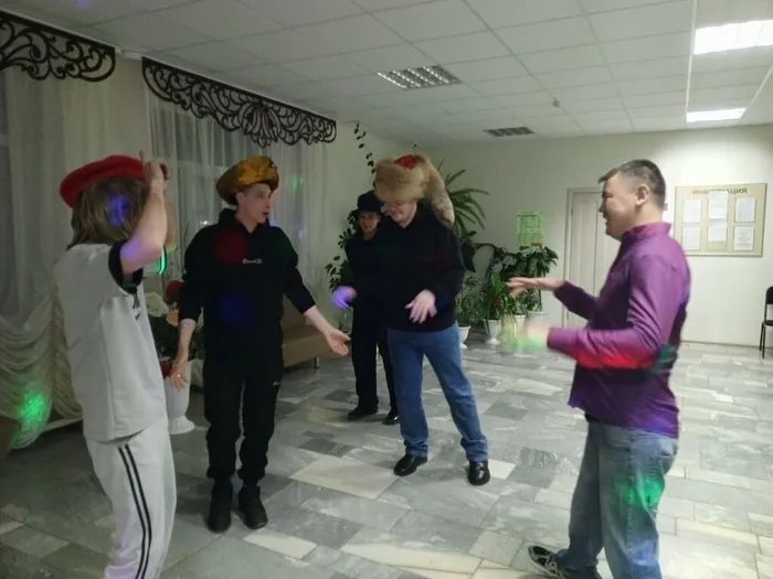 Ульянов Константин, Сактаганов Бауржан, Егоров Максим, Иванов Алексей, Циллер Владимир участвуют в конкурсе, в элементах национального костюма