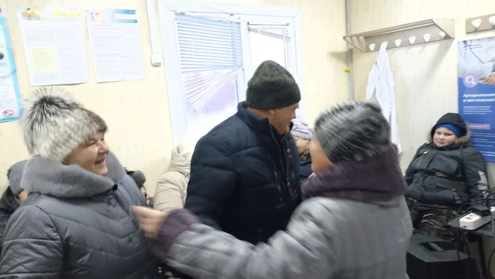 зрители танцуют по весёлую песню на концертной программе В преддверии Нового года