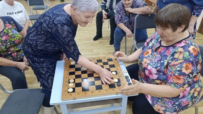 игра в шашки на вечере отдыха Дарим доброту и радость