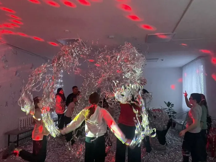 дискотека с бумажным шоу