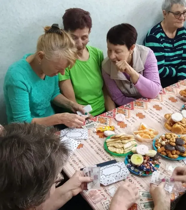 гости участвуют в конкурсе Крутой пенсионер