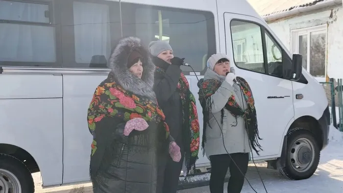 Вокальный ансамбль Россияночка исполняют песню Ах,калина