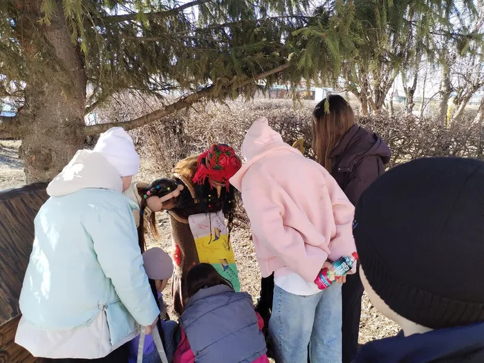 Баба яга показывает карту по которой ребята будут искать клад