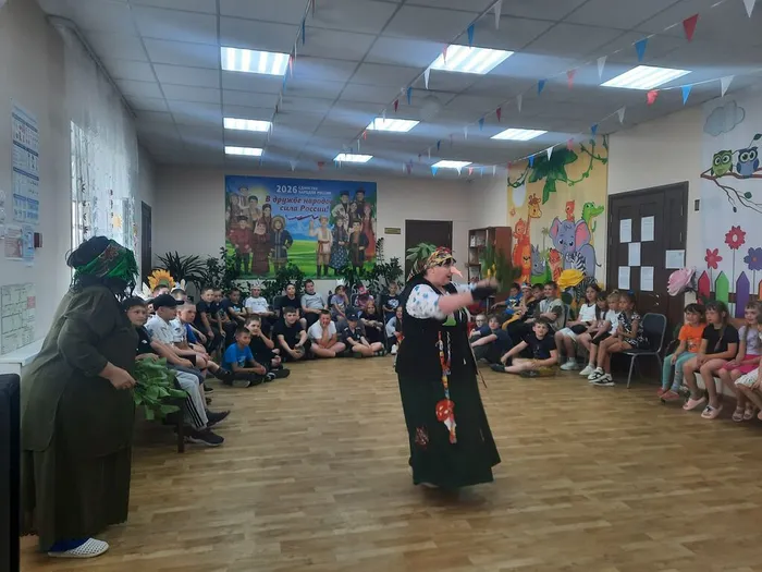 Баба Яга рассказывает ребятам о том, что ищет лешего