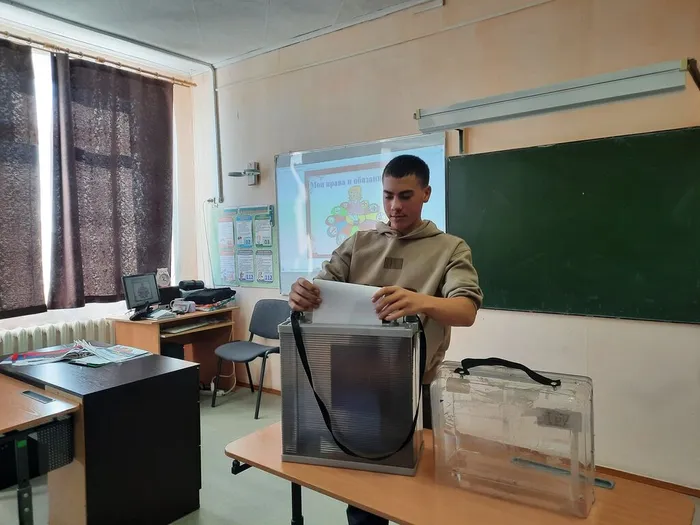 голосует Дмитрий Трофимов