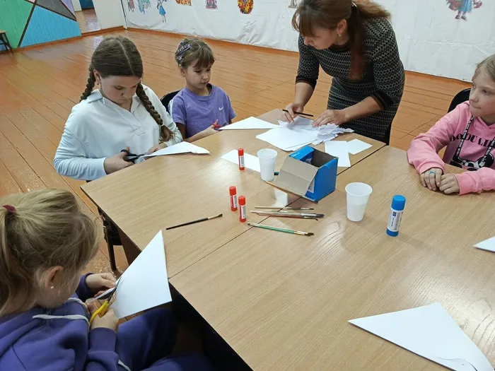 Девочки делают Белого журавлика