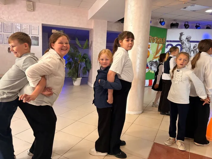 дети готовятся к эстафетес мячами