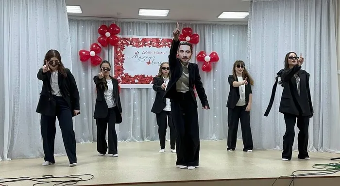 Танцевальный коллектив Экспрессия с танцем Номер один.