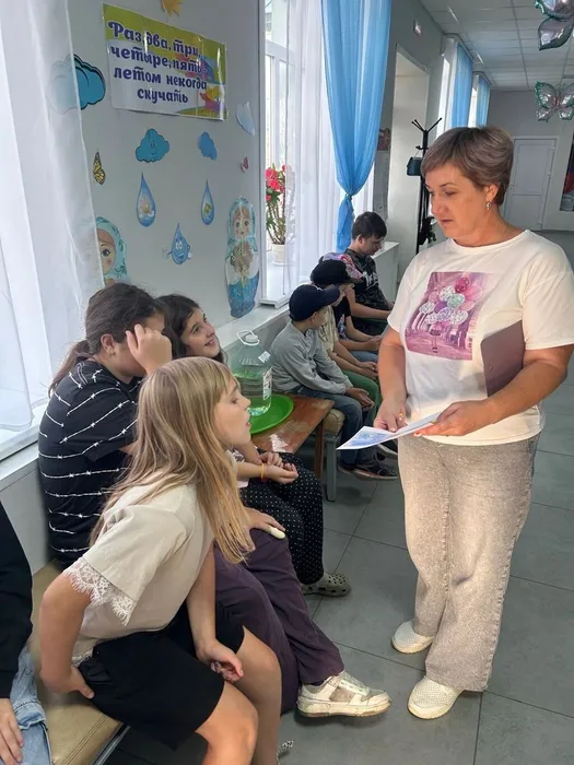 дети разглядывают картинки