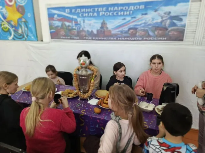 Праздник блинов и смеха дети пили чай с блинами и пирожками
