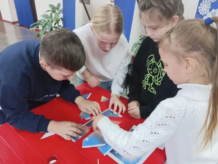 участники собирают пазл пёрышка
