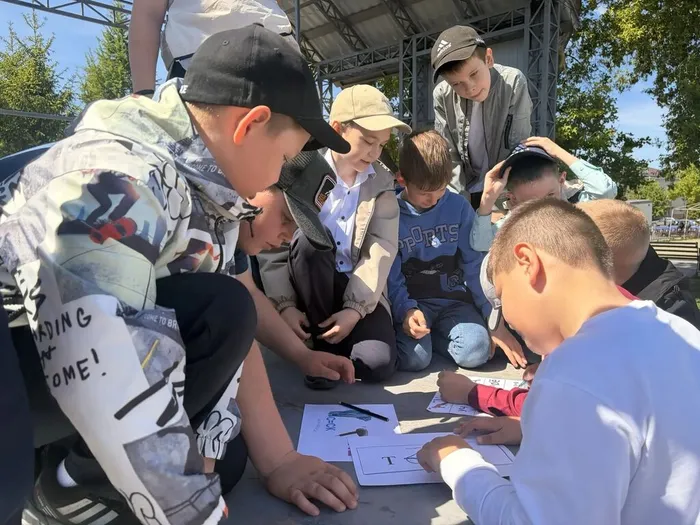 дети разгадывают ребусы