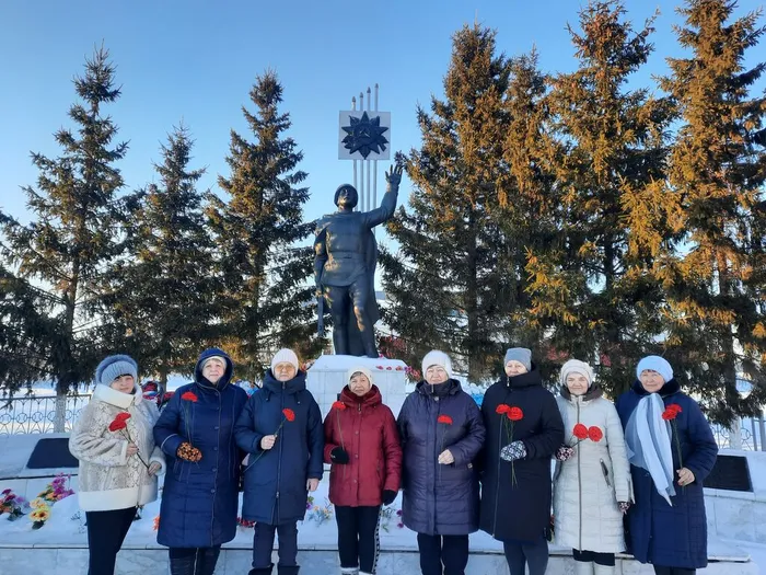 акция Цветы у обелиска