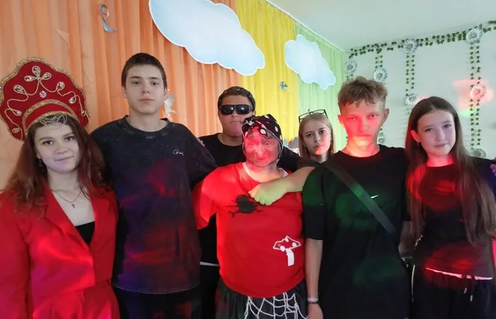 фото с молодежью.