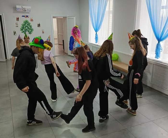 здороваемся пятками-носками