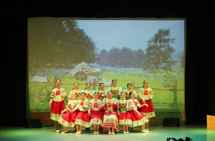 образцовый ансамбль народного танца "Стрекоза"