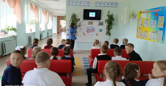 Людмила Михайловна рассказывает о памятнике Дерево скорби.