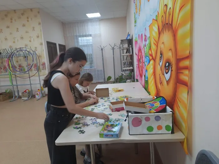 девочки собирают пазлы