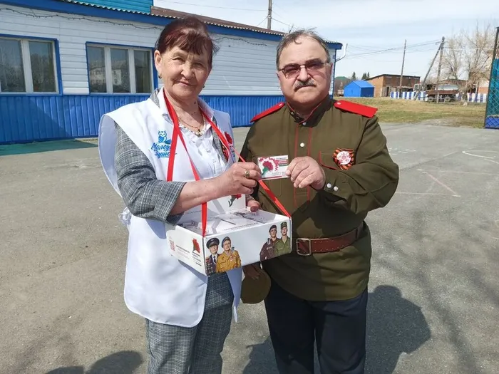 Серебренные волонтёры Красная гвоздика