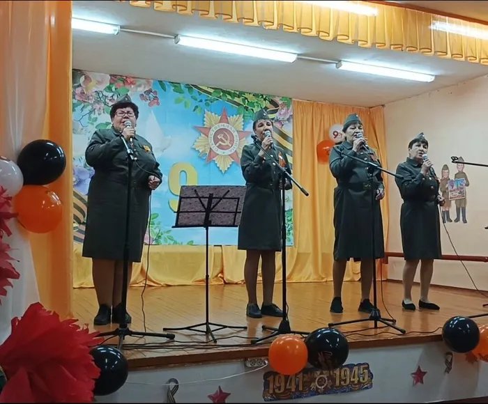 песню ,,Жди,, исполнили Волкова Т. Погарских Н. Волкова С. Матвеюк Е.