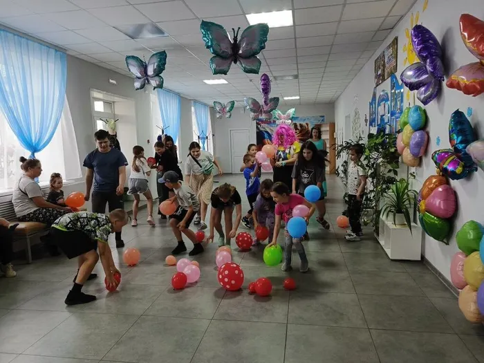 ребята собирают ягоды для конкурсясварим варенье