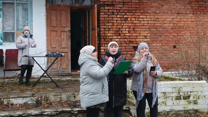 трио поёт песни на концертной программе В подарок маме