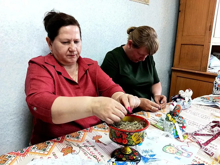 заполняют куклу травой