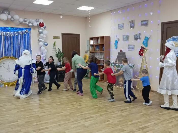 весело и задорно танцевали под мелодию веселого паровозика