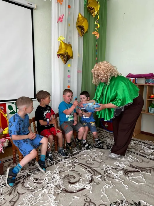Раздача конфет ребятам