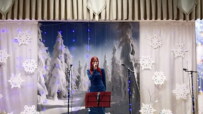 Кира Козырева поёт песню Новогодняя
