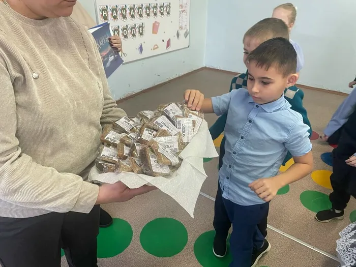 Раздача блокадного хлеба ребятам