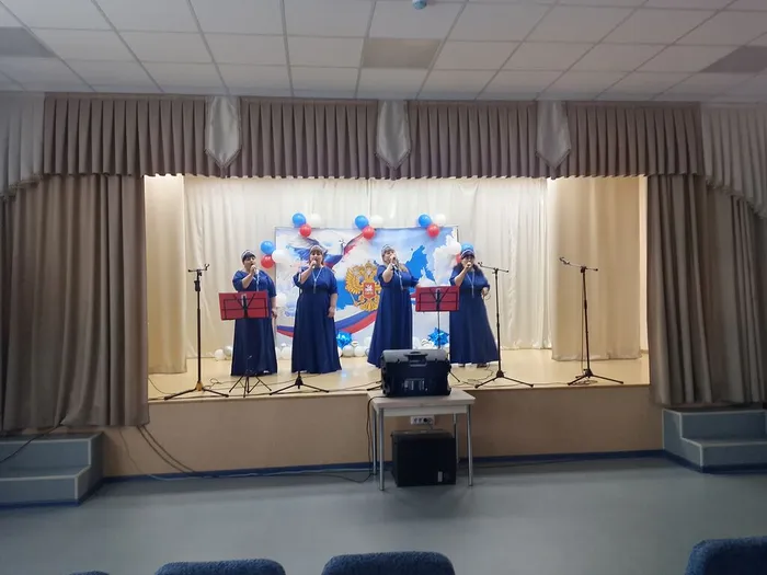 поёт группа Россияночка