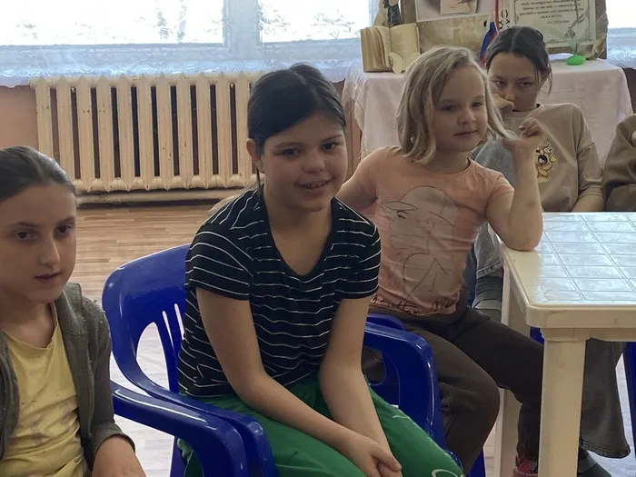 угадать героя песни по голосу.