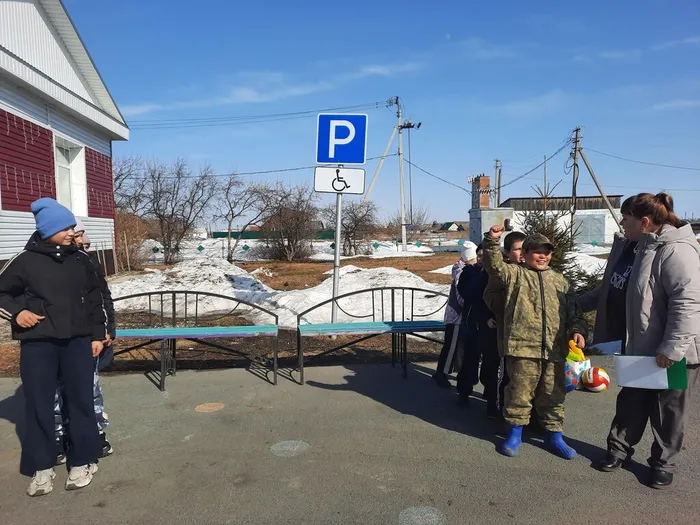 Команды представляют себя