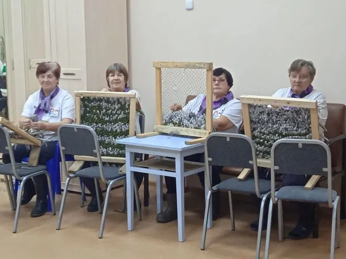 делают нашлемники волонтёры
