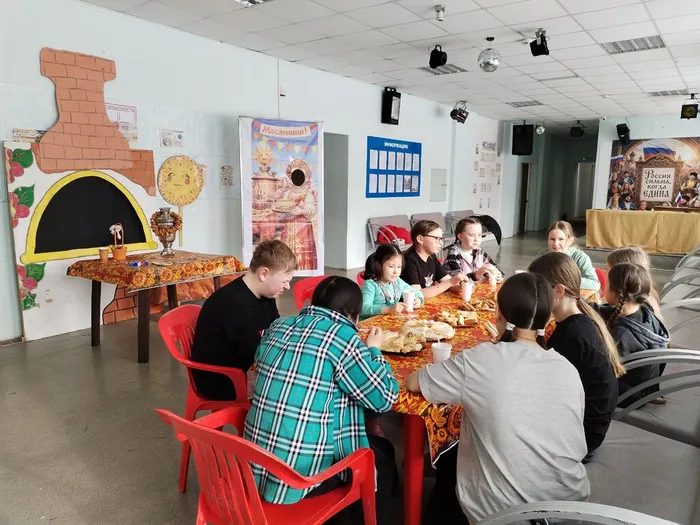 чаепитие с горячим чаем, ароматными блинами